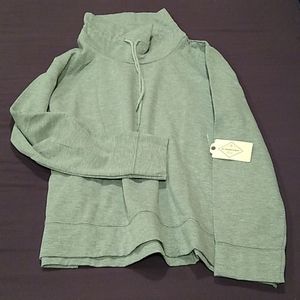 ST. JOHNS'BAY gray sweatshirt sz. Lrg. NWT.